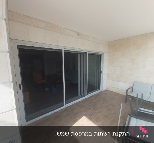 דלת הזזה מאלומיניום במרפסת מרוצפת